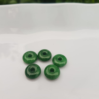 Bộ 5 đồng tiền đá cẩm thạch tự nhiên xanh ngọc đậm đều đẹp Nữ Phối vòng tay,mặt dây chuyền vàng đeo cực kỳ xinh xắn ạ Size hạt 9mm x dầy 3,8mm x lỗ ở giữa đk 2mm mệnh Thủy Mộc Hỏa ạ