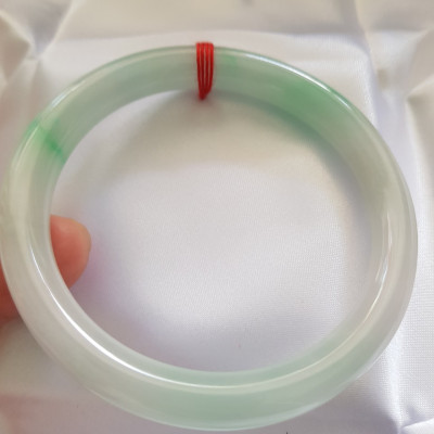 Vòng cẩm thạch tự nhiên mới Tr Lý Sao 58mm x cọng 8mm màu Trắng Bóng mượt xanh lý nhẹ rất xinh hợp các Chị Em thân yêu Nữ mệnh Kim mệnh Thủy 56kg - 68kg đeo trẻ đẹp xinh tay sang ạ