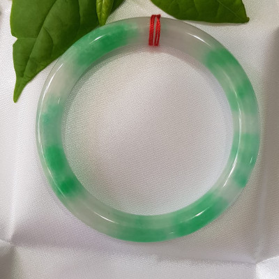 ️Vòng tay nữ đá Cẩm Thạch tự nhiên mới TR LÝ IC 52mm x chột 8mm vòng màu xanh trắng đều đẹp nữ 50kg - 54kg đeo ạ