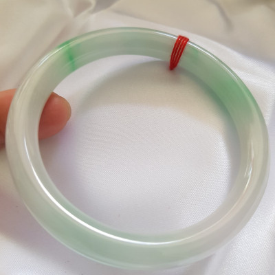 Vòng cẩm thạch tự nhiên mới Tr Lý Sao 58mm x cọng 8mm màu Trắng Bóng mượt xanh lý nhẹ rất xinh hợp các Chị Em thân yêu Nữ mệnh Kim mệnh Thủy 56kg - 68kg đeo trẻ đẹp xinh tay sang ạ