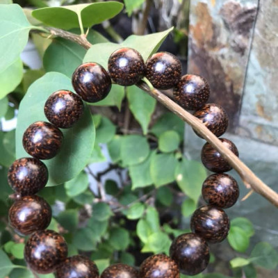 Vòng TAY GỖ TRẦM HƯƠNG TỰ NHIÊN HẠT TRÒN SIZE 13MM CÓ 17 HẠT LỌT VÀO VÒNG CUNG SANH NAM ĐEO TỐT Ạ