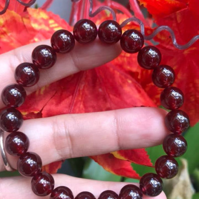 Vòng tay phong thủy đá Granet đỏ cam tự nhiên bóng đẹp sang  Size Vòng 9mm  Hợp Nữ mệnh Hoả Thổ ạ