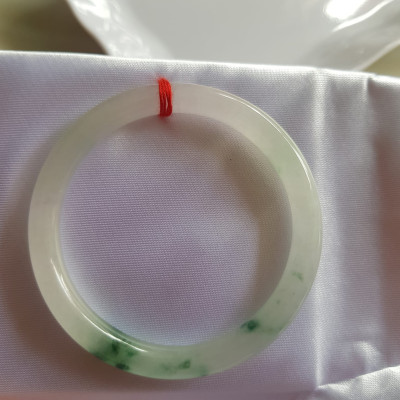 Vòng đeo tay Nữ đá cẩm thạch tự nhiên Tím Lý 50mm x cọng nhỏ 6,2 mm màu trắng bóng 1 bên xanh lý đậm ánh tím nhẹ thiệt đẹp Màu trắng bóng 1 bên xanh lý đậm ánh tím nhẹ thiệt đẹp Nữ cân Nặng 50kg-55kg đeo đẹp ạ