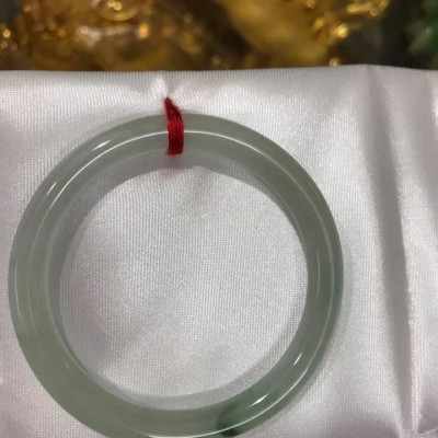 Vòng cẩm thạch tự nhiên TR LÝ A 47mm x 6,9  Màu Trắng Bóng điểm vân xanh lý thiệt là đẹp  Nữ tay nhỏ 40kg - 47kg ạ