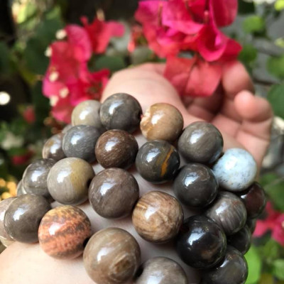 Vòng Gỗ Hóa Thạch Màu Vân Tự Nhiên Bóng Đẹp Nam Đeo size 13mm Màu Trắng Nâu Sáng Bóng Vàng Nhẹ  Nam đeo vào tay đẹp sang tốt rẻ nữa ạ