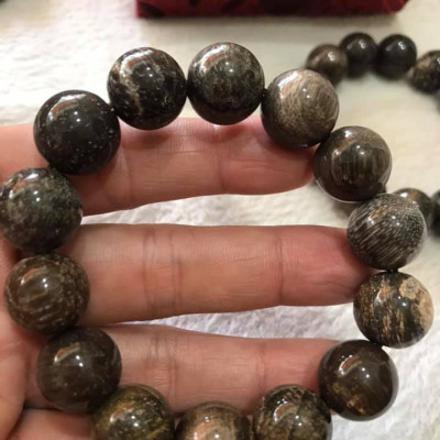 Vòng Gỗ Hóa Thạch Nam Đeo Tay Rất Đẹp Hiếm có hàng size 14mm  Vòng size 14ly gồm 14 hạt vào cung nam đeo được hết ạ Màu Nâu Đậm Vân Gỗ Tự Nhiên Nam đeo Đẹp Sang Tay tốt rẻ ạ