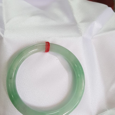 Vòng Tay Nữ đá ngọc cẩm thạch tự nhiên A TR Lý SAO 52mm Size Vòng 52mm x 7,8mm màu Trắng xanh lý 2 bên bóng đẹp Nữ 51kg - 56kg đeo đẹp ạ Món Quà Ý nghĩa Anh Chị tặng Mẹ, Vợ, người thân yêu ạ