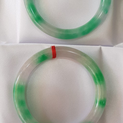 ️Vòng tay nữ đá Cẩm Thạch tự nhiên mới TR LÝ IC 52mm x chột 8mm vòng màu xanh trắng đều đẹp nữ 50kg - 54kg đeo ạ