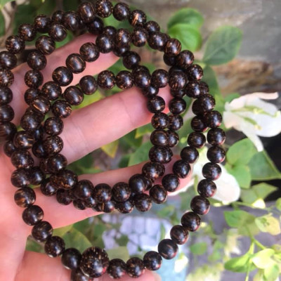 VÒNG ĐEO TAY GỖ TRẦM HƯƠNG QUẤN TAY KIỂU  SIZE HẠT 7MM MÙI GỖ TỰ NHIÊN THƠM THƠM NHẸ Ạ  MÀU NÂU GỖ VÂN VÂN TỰ NHIÊN ĐEO TAY SANG Ạ