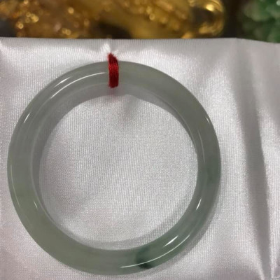 Vòng cẩm thạch tự nhiên TR LÝ A 47mm x 6,9  Màu Trắng Bóng điểm vân xanh lý thiệt là đẹp  Nữ tay nhỏ 40kg - 47kg ạ