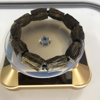 vòng trầm hương đeo tay tự nhiên cho nam