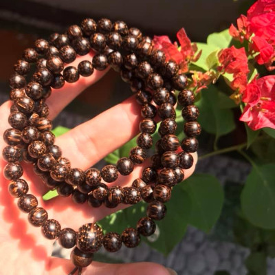 VÒNG ĐEO TAY GỖ TRẦM HƯƠNG QUẤN TAY KIỂU  SIZE HẠT 7MM MÙI GỖ TỰ NHIÊN THƠM THƠM NHẸ Ạ  MÀU NÂU GỖ VÂN VÂN TỰ NHIÊN ĐEO TAY SANG Ạ