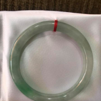 Vòng đẹp đá cẩm thạch tự nhiên TR LÝ SAO 47mm Chất liệu 100% đá cẩm thạch tự nhiên Size 47mm  MÀU TRẮNG LÊN XANH LÝ 1 BÊN SANG LẮM NỮ TAY NHỎ 35kg - 48kg đeo ạ