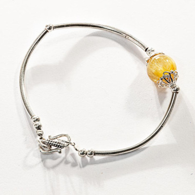 Vòng tay đá phong thủy Thạch anh tóc vàng mix charm bạc lục tự chú VK007