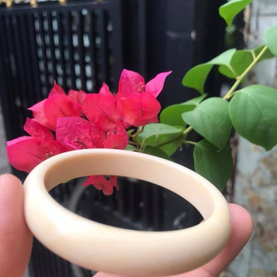 VÒNG TAY NỮ ĐEO MÀU TRẮNG GIẢ NGÀ HAY GỌI LÀ XƯƠNG MỸ NGHỆ  SIZE 52MM x Bản Cao 12mm x Dầy 6,5mm  NỮ NẶNG 50KG TRỞ XUỐNG ĐEO Ạ 