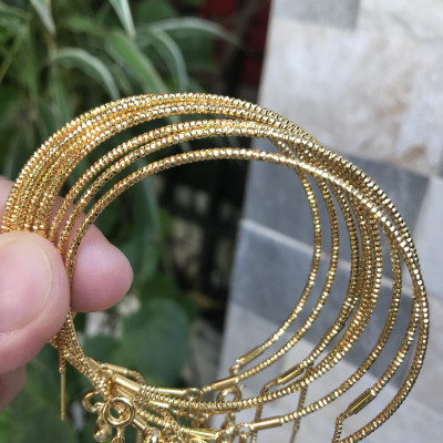 Vòng tay nữ mạ vàng các Chị về phối với hạt charm của mình đeo tay xinh lắm  ạ