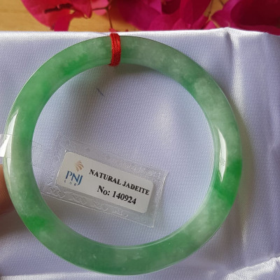 Vòng Cẩm thạch tự nhiên Đậu Nở Lý Sịn 52mm x cọng 8mm Vòng kiểm định số đẹp P No 140924 đẹp lắm luôn ạ màu trắng xanh lý bông đậu xanh đều cả vòng đẹp sang nữ 50kg - 56kg đeo xinh tay sang lắm ạ