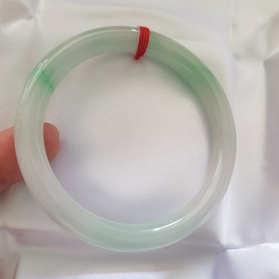 Vòng cẩm thạch tự nhiên mới Tr Lý Sao 58mm x cọng 8mm màu Trắng Bóng mượt xanh lý nhẹ rất xinh hợp các Chị Em thân yêu Nữ mệnh Kim mệnh Thủy 56kg - 68kg đeo trẻ đẹp xinh tay sang ạ