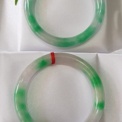 ️Vòng tay nữ đá Cẩm Thạch tự nhiên mới TR LÝ IC 52mm x chột 8mm vòng màu xanh trắng đều đẹp nữ 50kg - 54kg đeo ạ