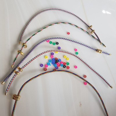 Dây Phối Vòng Tay VÂN SỌC MÀU ĐẸP DẺO Co Giãn Có 2 Khoen Vàng  Nữ Phối Với Hạt Lu Đá Tự Nhiên Các Loại Vào Làm Vòng Đeo Tay Kiểu ạ Size Dây 3mm  Nữ Về để Hạt Lu Vào ở Giữa Rút Dây VÀo 2 Lỗ Khoẻn Vàng Trên Dây là đeo đẹp ạ