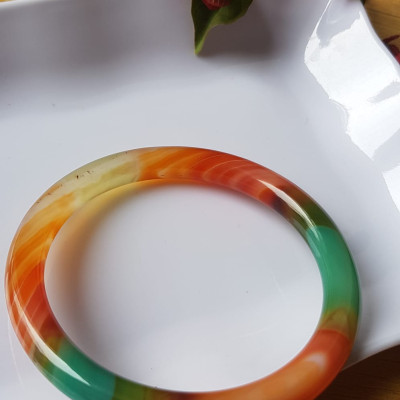 Vòng tay đá mã não tứ quý mới  đỏ cam xanh dương xanh lá cam trắng vân sọc xéo xéo rất đẹp Vòng Ni 59mm x cọng 7,8mm Nữ 58kg - 70kg đeo Món quà tặng nữ ý nghĩa ạ