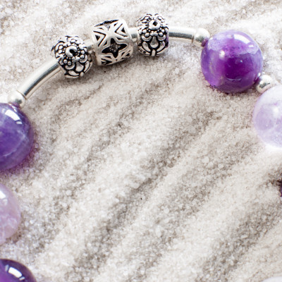 Vòng tay đá phong thủy thiên nhiên Thạch anh tím tốt cho mạng Hỏa - Thổ VT065