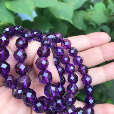 CHIẾC VÒNG TAY NỮ XINH XẮN CHẤT LIỆU 100% ĐÁ THẠCH ANH TÍM LOẠI KIỂU GIÁC  SIZE VÒNG 10MM MẠNG HỎA THỔ  MÀU TÍM ĐẬM ĐẸP XINH TAY LẮM NHE CÁC CHỊ ƠI