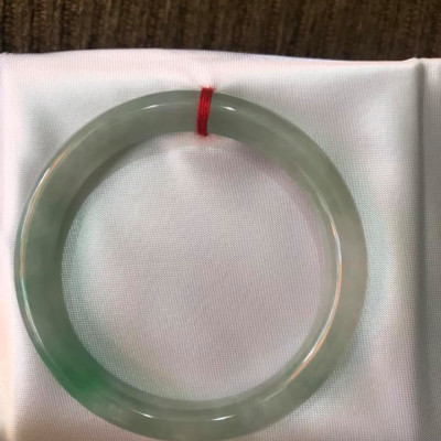 Vòng đẹp đá cẩm thạch tự nhiên TR LÝ SAO 47mm Chất liệu 100% đá cẩm thạch tự nhiên Size 47mm  MÀU TRẮNG LÊN XANH LÝ 1 BÊN SANG LẮM NỮ TAY NHỎ 35kg - 48kg đeo ạ