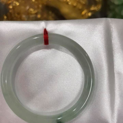 Vòng cẩm thạch tự nhiên TR LÝ A 47mm x 6,9  Màu Trắng Bóng điểm vân xanh lý thiệt là đẹp  Nữ tay nhỏ 40kg - 47kg ạ