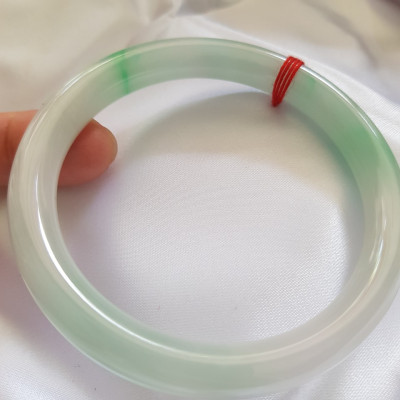 Vòng cẩm thạch tự nhiên mới Tr Lý Sao 58mm x cọng 8mm màu Trắng Bóng mượt xanh lý nhẹ rất xinh hợp các Chị Em thân yêu Nữ mệnh Kim mệnh Thủy 56kg - 68kg đeo trẻ đẹp xinh tay sang ạ