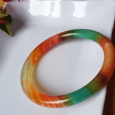 Vòng tay đá mã não tứ quý mới  đỏ cam xanh dương xanh lá cam trắng vân sọc xéo xéo rất đẹp Vòng Ni 59mm x cọng 7,8mm Nữ 58kg - 70kg đeo Món quà tặng nữ ý nghĩa ạ