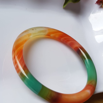 Vòng tay đá mã não tứ quý mới  đỏ cam xanh dương xanh lá cam trắng vân sọc xéo xéo rất đẹp Vòng Ni 59mm x cọng 7,8mm Nữ 58kg - 70kg đeo Món quà tặng nữ ý nghĩa ạ