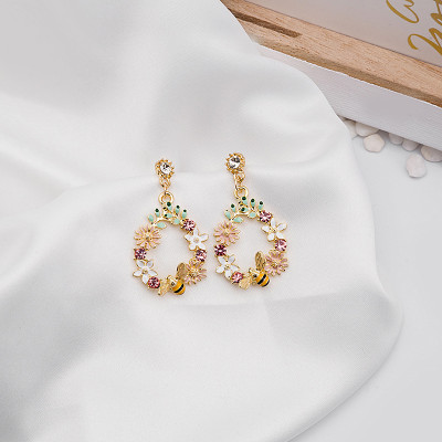 Bông tai hoa lá con ong tươi tắn S925