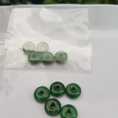 Bộ 5 đồng tiền đá cẩm thạch tự nhiên xanh ngọc đậm đều đẹp Nữ Phối vòng tay,mặt dây chuyền vàng đeo cực kỳ xinh xắn ạ Size hạt 9mm x dầy 3,8mm x lỗ ở giữa đk 2mm mệnh Thủy Mộc Hỏa ạ