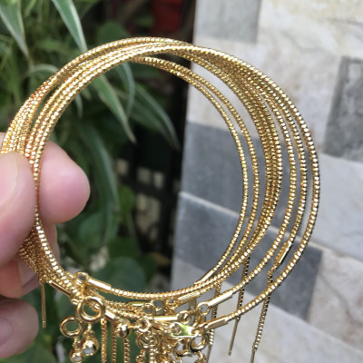 Vòng tay nữ mạ vàng các Chị về phối với hạt charm của mình đeo tay xinh lắm  ạ