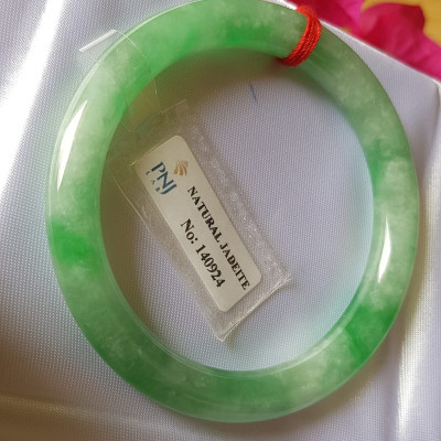 Vòng Cẩm thạch tự nhiên Đậu Nở Lý Sịn 52mm x cọng 8mm Vòng kiểm định số đẹp P No 140924 đẹp lắm luôn ạ màu trắng xanh lý bông đậu xanh đều cả vòng đẹp sang nữ 50kg - 56kg đeo xinh tay sang lắm ạ