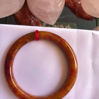 CHIẾC VÒNG TAY ĐÁ CẨM THẠCH TỨ QUÝ SIZE 49MM MỚI  MÀU CAM BÔNG VÀNG ĐỎ CHANH ĐẬM BÓNG ĐẸP XINH LẠ LẮM  NỮ MỆNH THỔ HOẢ KIM 45kg đến 52kg Đeo ạ