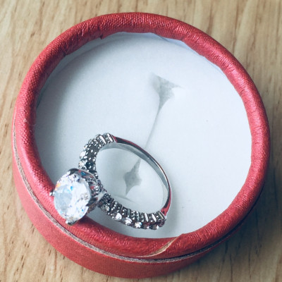 Combo Nhẫn Màu Bạch kim đính đá, kiểu dáng kim cương, kèm hộp đựng lót nỉ