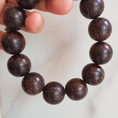 VÒNG tay Nam gỗ trầm hương Size vòng hạt 18mm Nam đeo đẹp có mùi thơm nhẹ nhàng rẻ đẹp ạ 