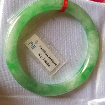 Vòng Cẩm thạch tự nhiên Đậu Nở Lý Sịn 52mm x cọng 8mm Vòng kiểm định số đẹp P No 140924 đẹp lắm luôn ạ màu trắng xanh lý bông đậu xanh đều cả vòng đẹp sang nữ 50kg - 56kg đeo xinh tay sang lắm ạ