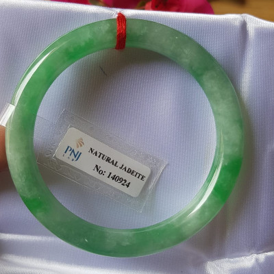 Vòng Cẩm thạch tự nhiên Đậu Nở Lý Sịn 52mm x cọng 8mm Vòng kiểm định số đẹp P No 140924 đẹp lắm luôn ạ màu trắng xanh lý bông đậu xanh đều cả vòng đẹp sang nữ 50kg - 56kg đeo xinh tay sang lắm ạ