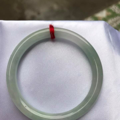 Vòng cẩm thạch tự nhiên Tr A 47mm x 6,8mm  Vòng màu Trắng Bóng Xanh Da trời nhẹ đều cả vòng thiệt là đẹp ạ  Nữ tay nhỏ 40kg - 47kg ạ