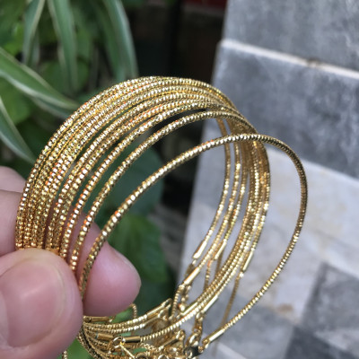 Vòng tay nữ mạ vàng các Chị về phối với hạt charm của mình đeo tay xinh lắm  ạ