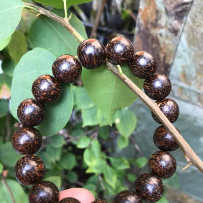 Vòng TAY GỖ TRẦM HƯƠNG TỰ NHIÊN HẠT TRÒN SIZE 13MM CÓ 17 HẠT LỌT VÀO VÒNG CUNG SANH NAM ĐEO TỐT Ạ