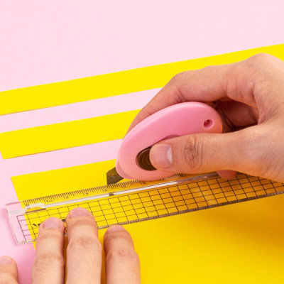 Dao rọc giấy mini 35mm Deli - E2050