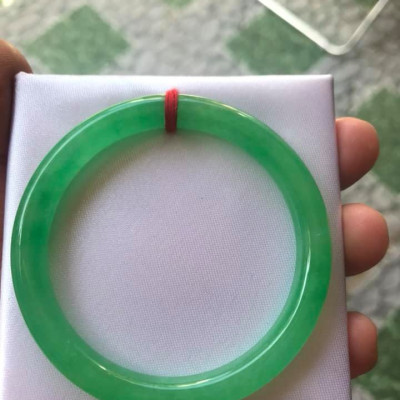 CHIẾC VÒNG TAY PHONG THỦY ĐÁ CẨM THẠCH LÝ ĐẸP 53mm x DẦY 7,2MM  NỮ MỆNH HỎA MỘC 52kg đến 62Kg Đeo Đẹp Tay  VÒNG MÀU XANH LÁ TƯƠI BÓNG ĐẸP Ạ