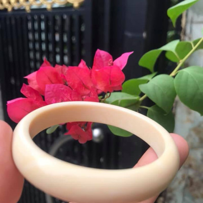 VÒNG TAY NỮ ĐEO MÀU TRẮNG GIẢ NGÀ HAY GỌI LÀ XƯƠNG MỸ NGHỆ  SIZE 52MM x Bản Cao 12mm x Dầy 6,5mm  NỮ NẶNG 50KG TRỞ XUỐNG ĐEO Ạ 