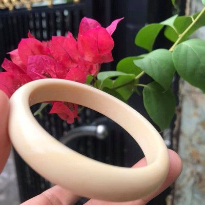 VÒNG TAY NỮ ĐEO MÀU TRẮNG GIẢ NGÀ HAY GỌI LÀ XƯƠNG MỸ NGHỆ  SIZE 52MM x Bản Cao 12mm x Dầy 6,5mm  NỮ NẶNG 50KG TRỞ XUỐNG ĐEO Ạ 