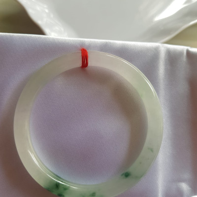 Vòng đeo tay Nữ đá cẩm thạch tự nhiên Tím Lý 50mm x cọng nhỏ 6,2 mm màu trắng bóng 1 bên xanh lý đậm ánh tím nhẹ thiệt đẹp Màu trắng bóng 1 bên xanh lý đậm ánh tím nhẹ thiệt đẹp Nữ cân Nặng 50kg-55kg đeo đẹp ạ