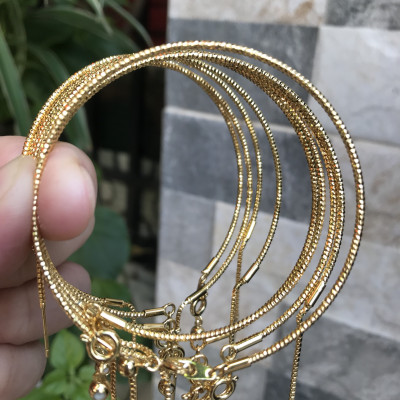 Vòng tay nữ mạ vàng các Chị về phối với hạt charm của mình đeo tay xinh lắm  ạ